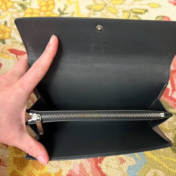 SOLD LOUIS VUITTON Metallic Monogram Vernis Sarah Long Bi-Fold Wallet - Picture 11 of 16